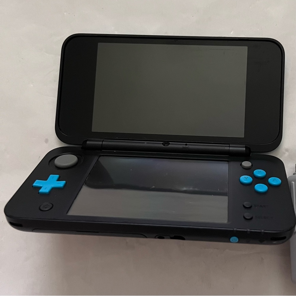 Nintendo 2DS XL Mario Kart 7 Handheld Console Bundle in Black, Turquoise